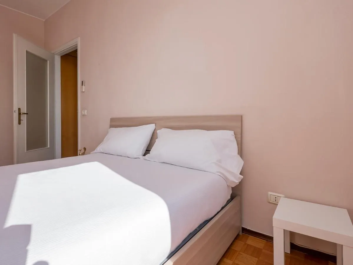 I Host Apartment - Puglie 17 Milan 0*,  Italy